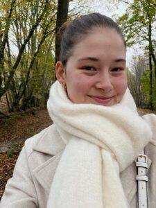 FSJlerin Silvana Czech und Projektbegleitung beim Klassenzimmer auf der Alm